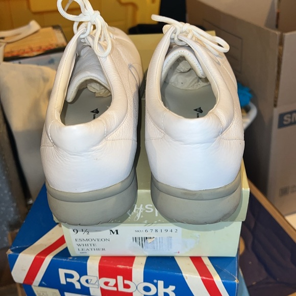 Women’s size9 1/2 medium white Easy Spirit shoes in nearly new condition - Picture 3 of 8